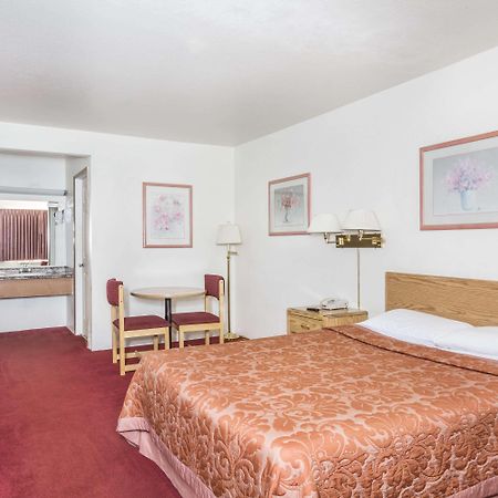 Super 8 By Wyndham Phoenix Metro North Εξωτερικό φωτογραφία