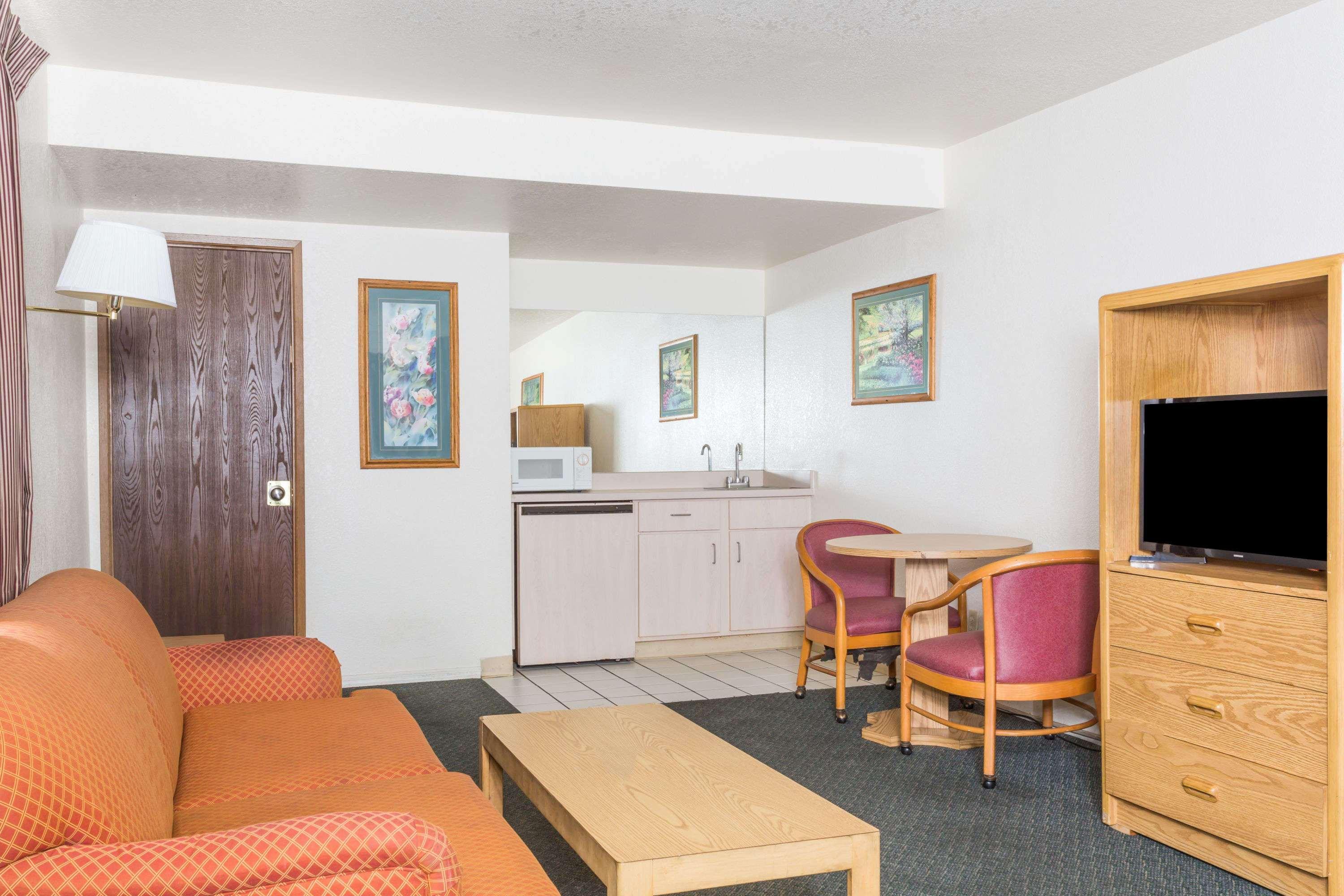 Super 8 By Wyndham Phoenix Metro North Εξωτερικό φωτογραφία